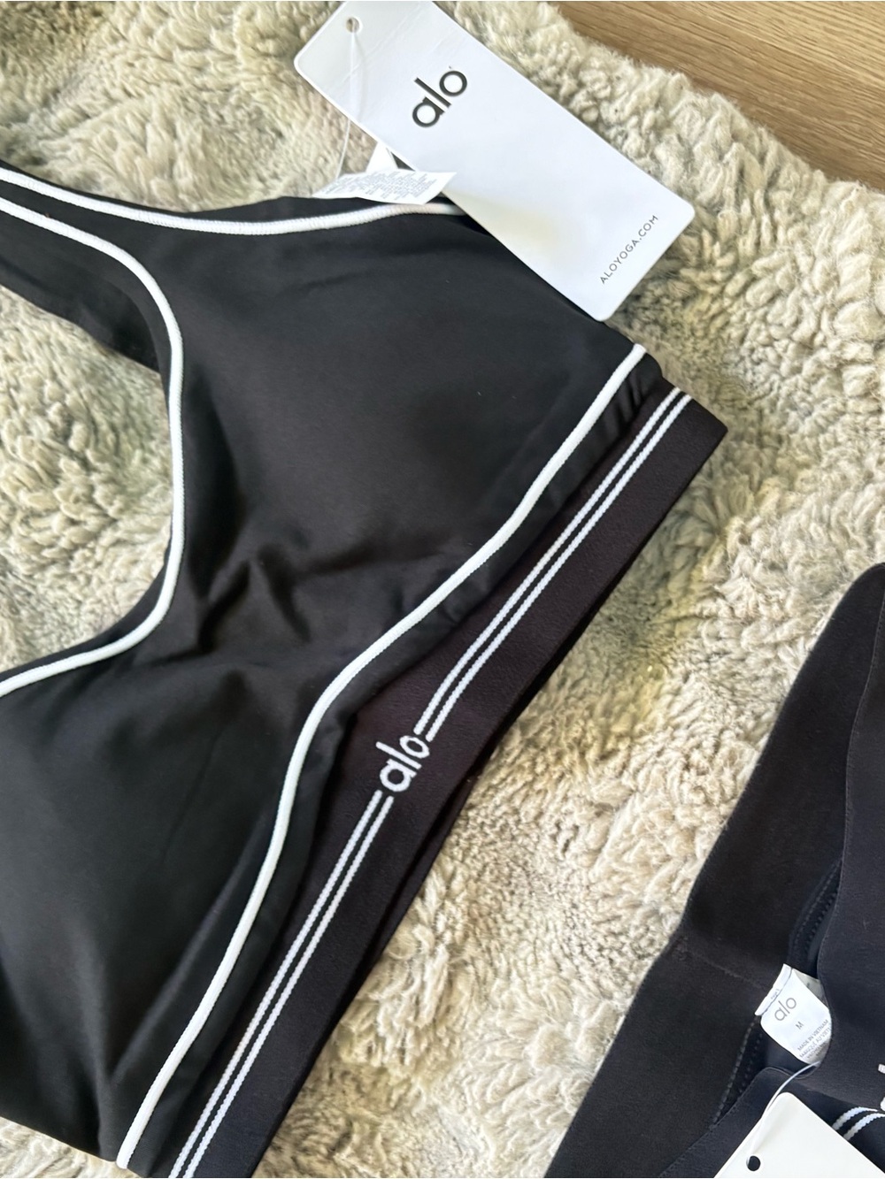 Women’s ALO Yoga Set Black Sports Bra with White Contrast Trim - Picture 3 of 5